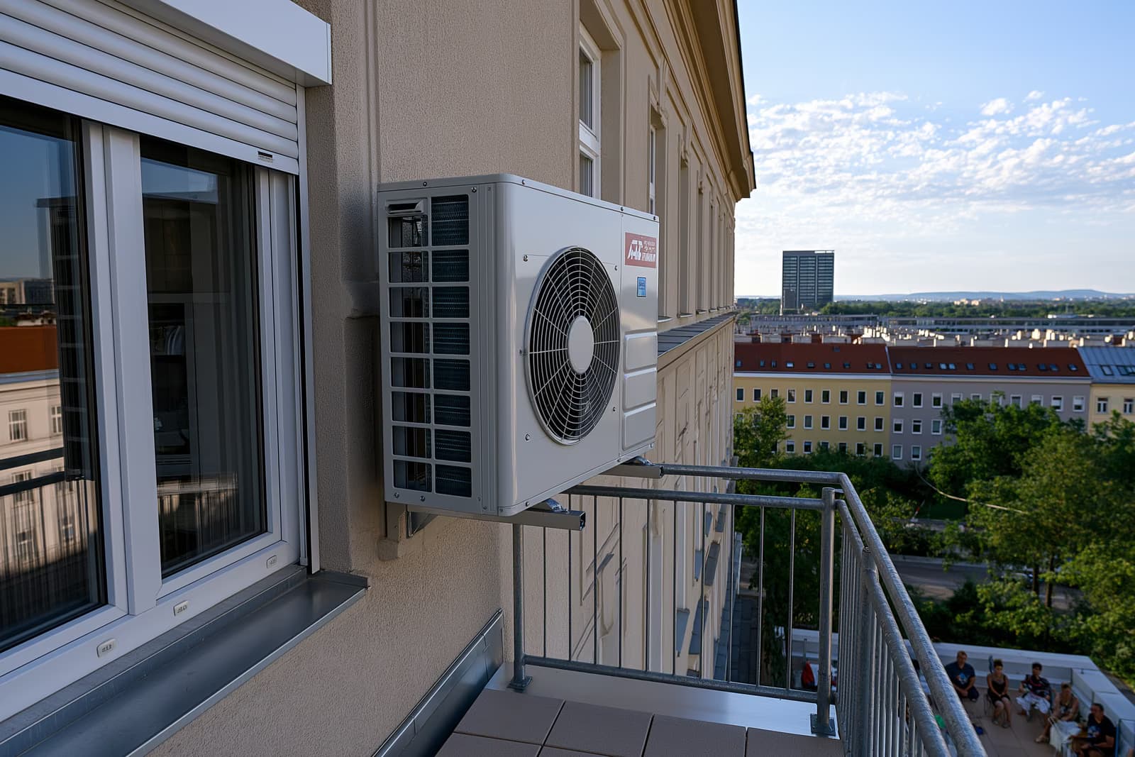 Un condizionatore d'aria split montato sulla parete del balcone di un appartamento tedesco in stile Altbau, la tipologia di dispositivo al centro della normativa BGH sui condizionatori d'aria.