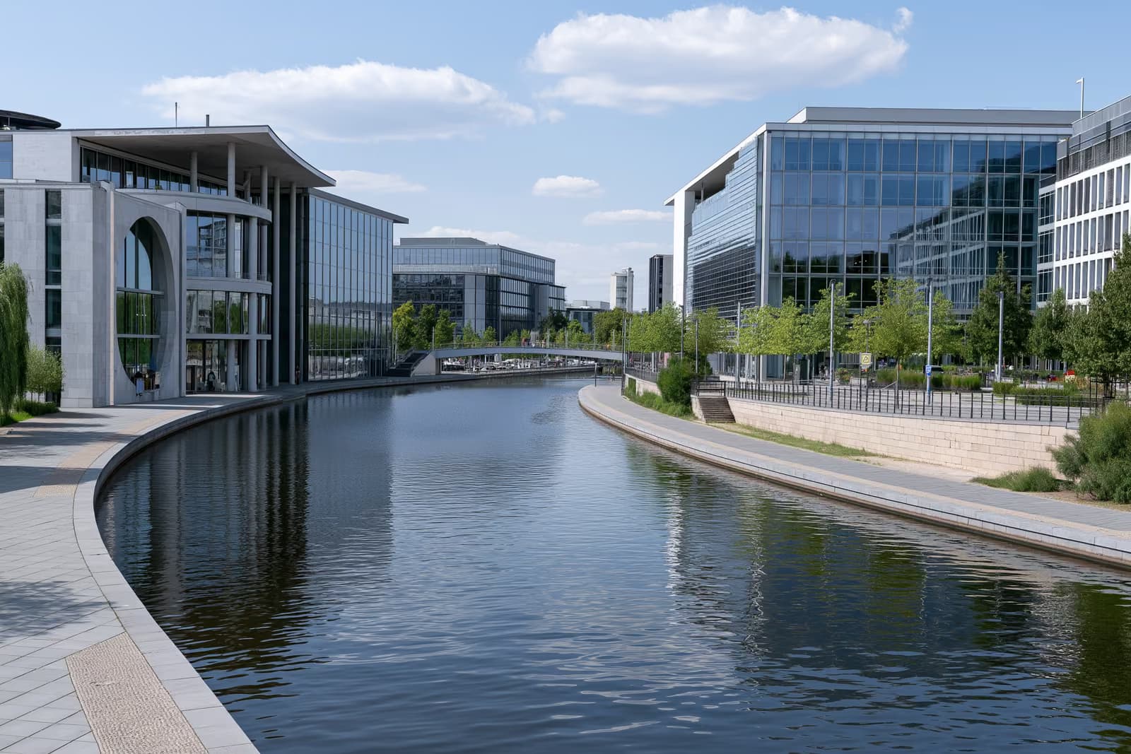 Il quartiere governativo tedesco di Berlino, sotto un luminoso cielo estivo, visto dalla sponda opposta del fiume.
