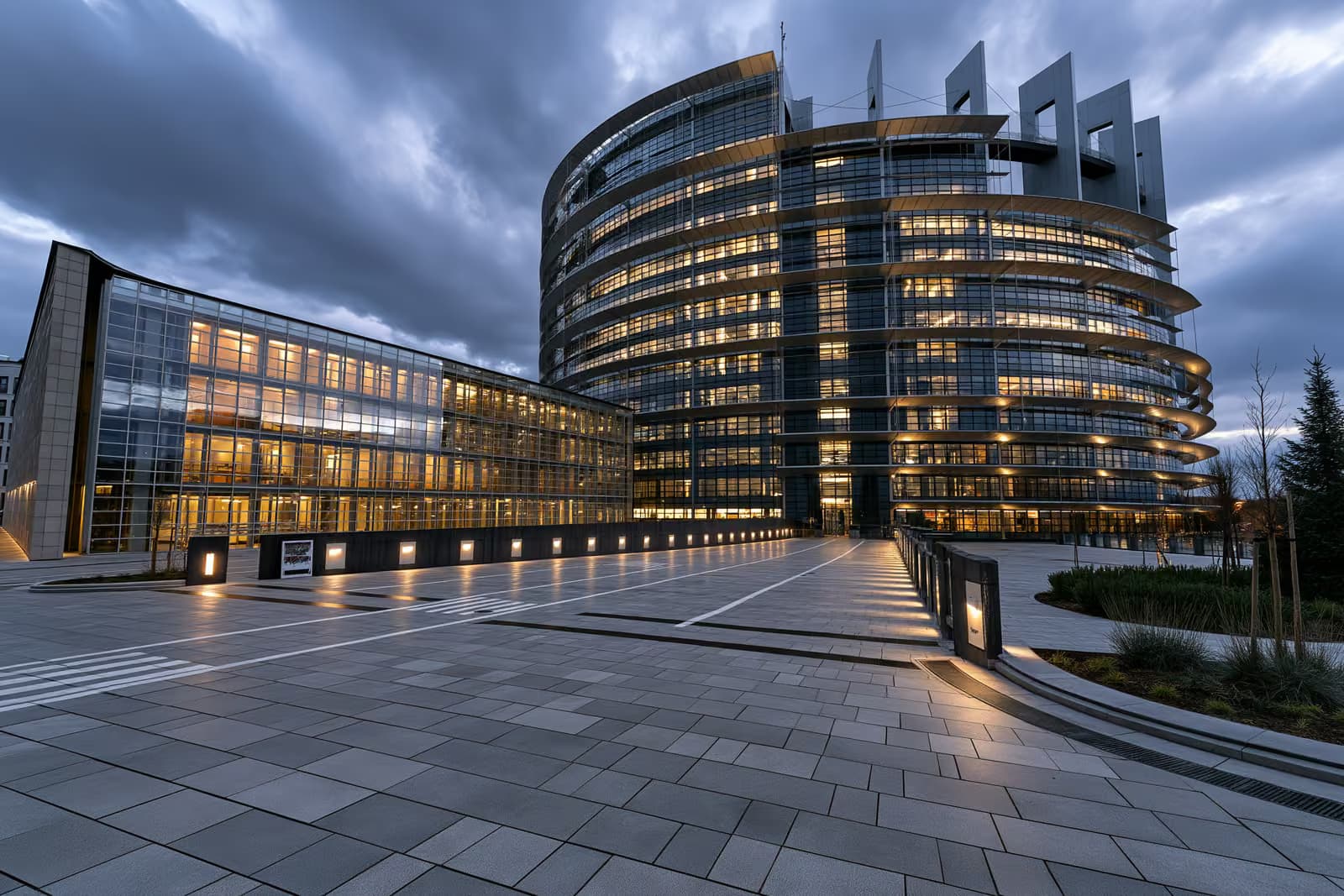 L'edificio Berlaymont della Commissione europea a Bruxelles, con le bandiere dell'UE all'esterno.