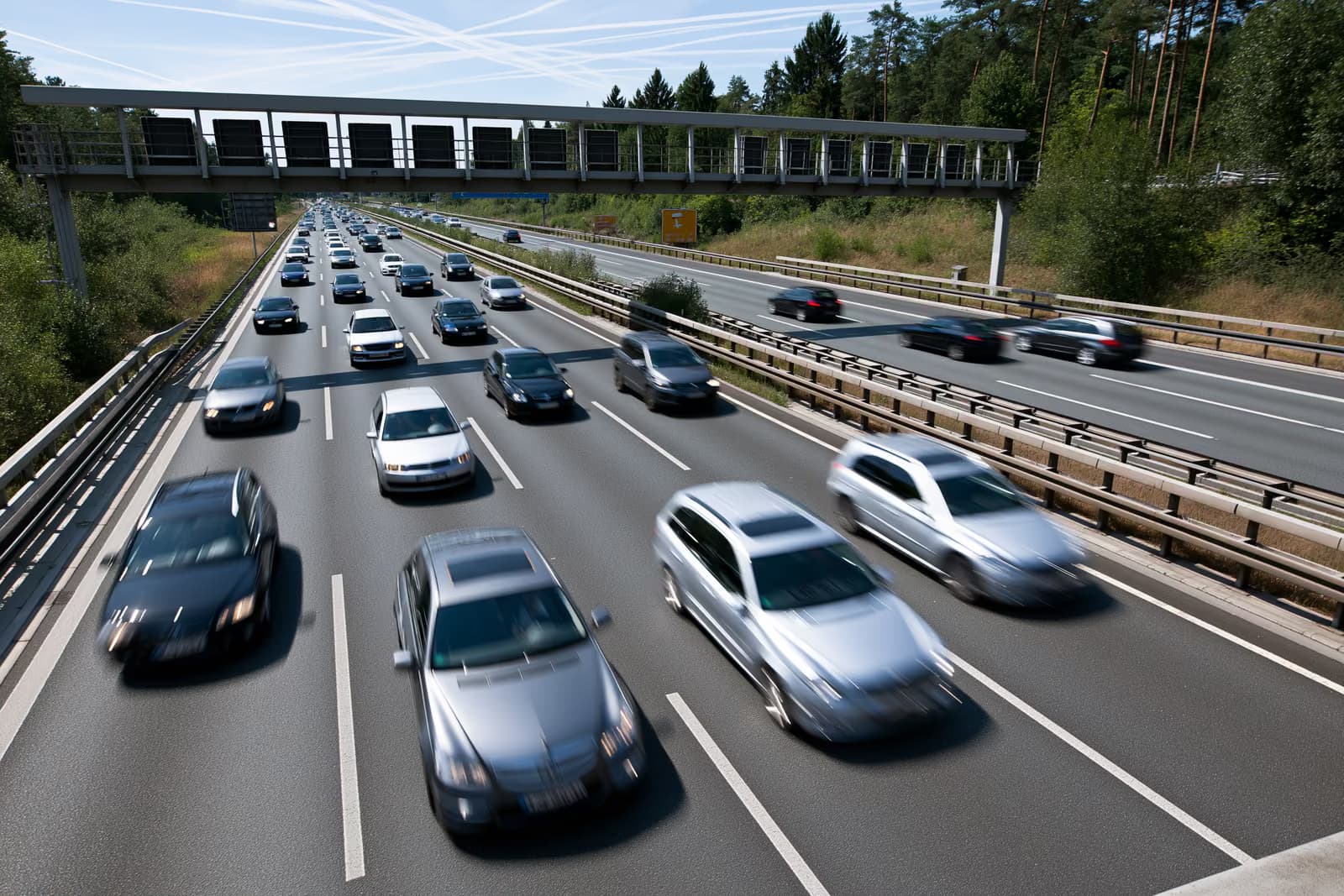 Automobili che scorrono su un'autostrada tedesca in una luminosa giornata estiva.
