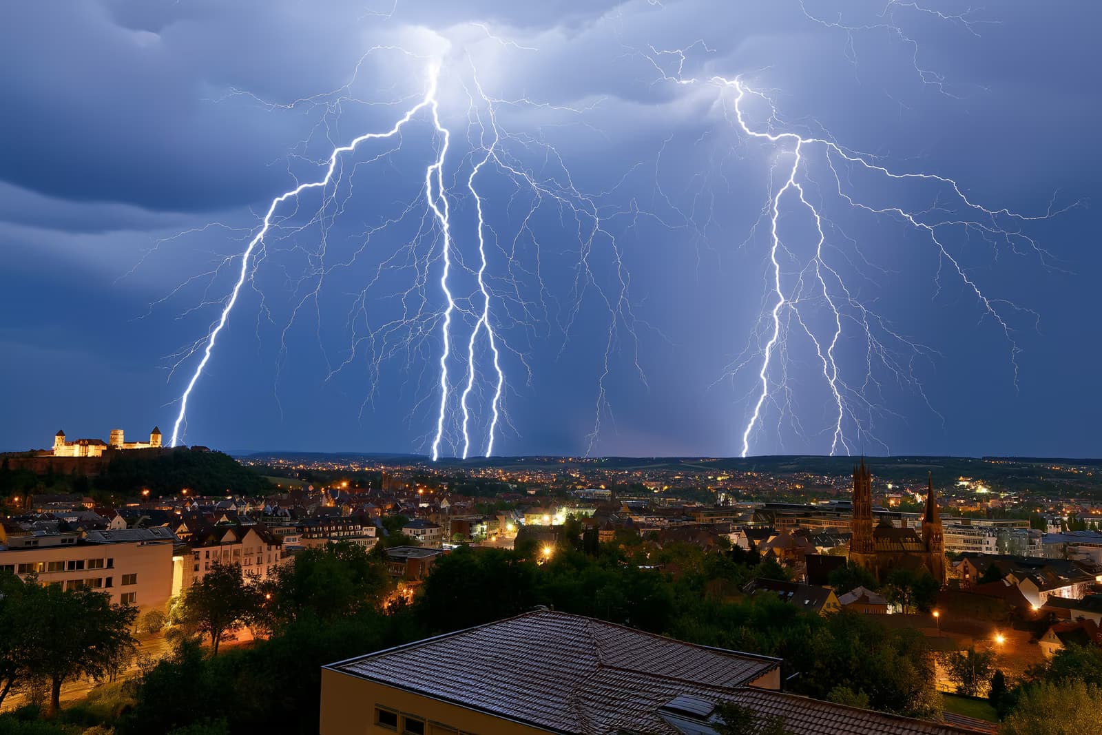 Una spettacolare cella temporalesca a Norimberga, con fulmini sopra il castello e i campanili della città, mentre si avvicina una cortina di pioggia.