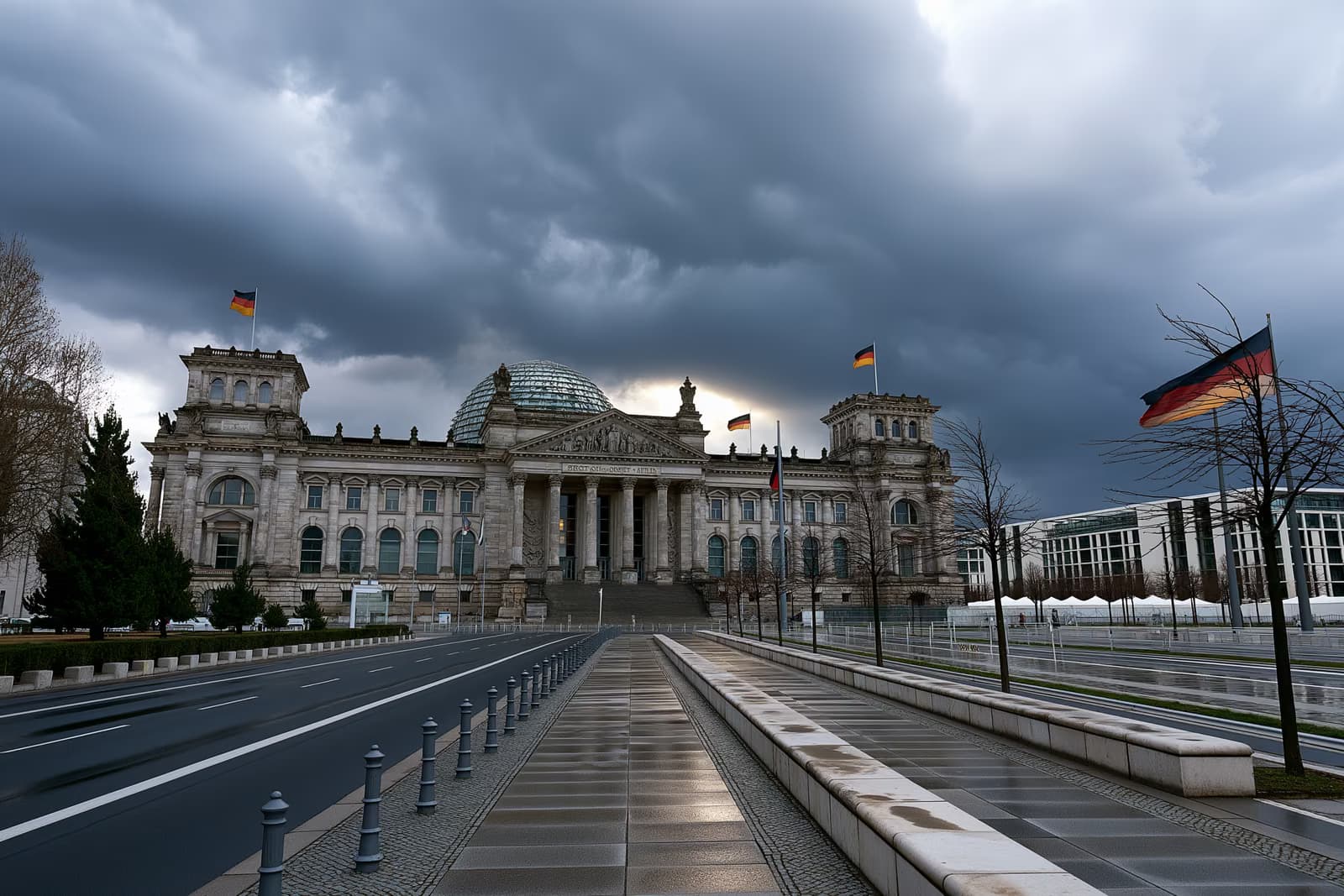 Il palazzo del Reichstag a Berlino, avvolto da un cielo grigio e minaccioso, riflette il clima di tensione rilevato dall'ultimo sondaggio Politbarometer.