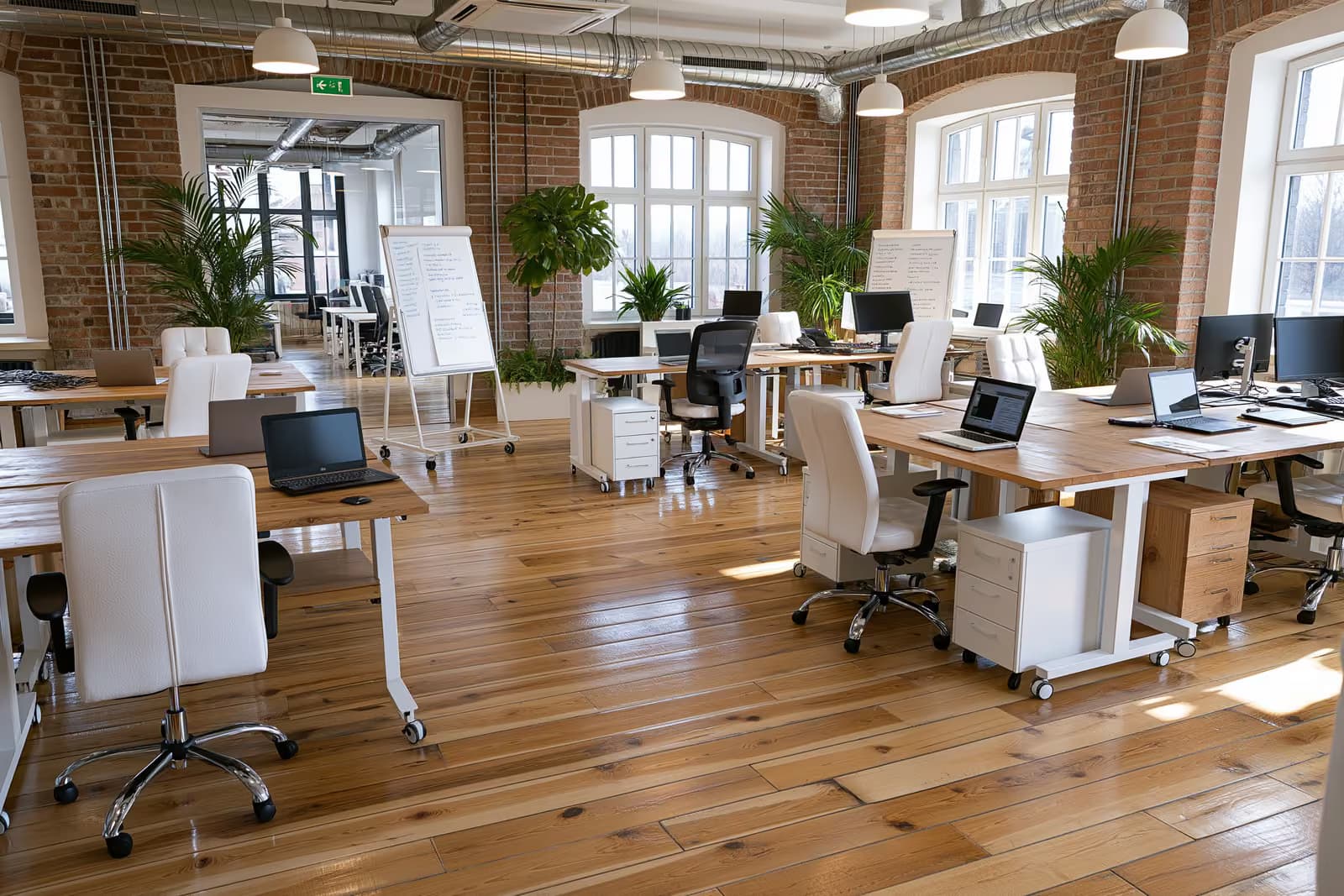 I fondatori lavorano insieme alle loro scrivanie in un moderno ufficio di una startup tedesca.