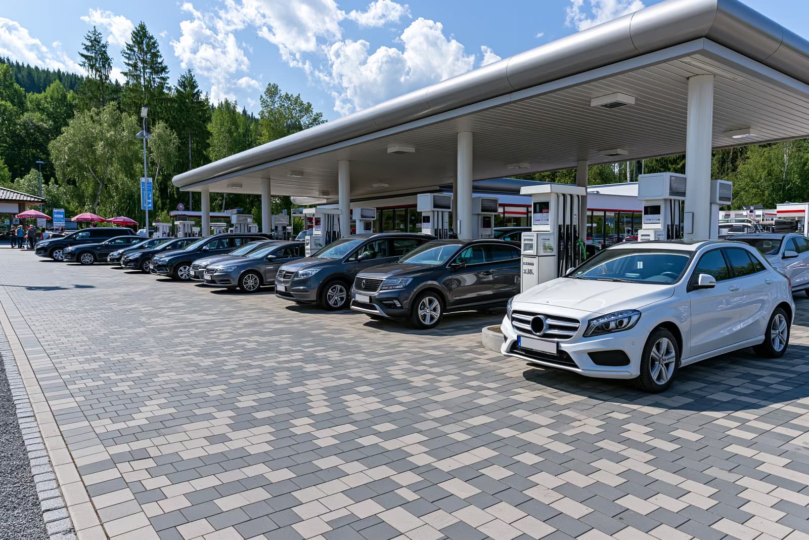 Una fila di pompe di benzina in una stazione di servizio tedesca in una luminosa mattinata estiva.