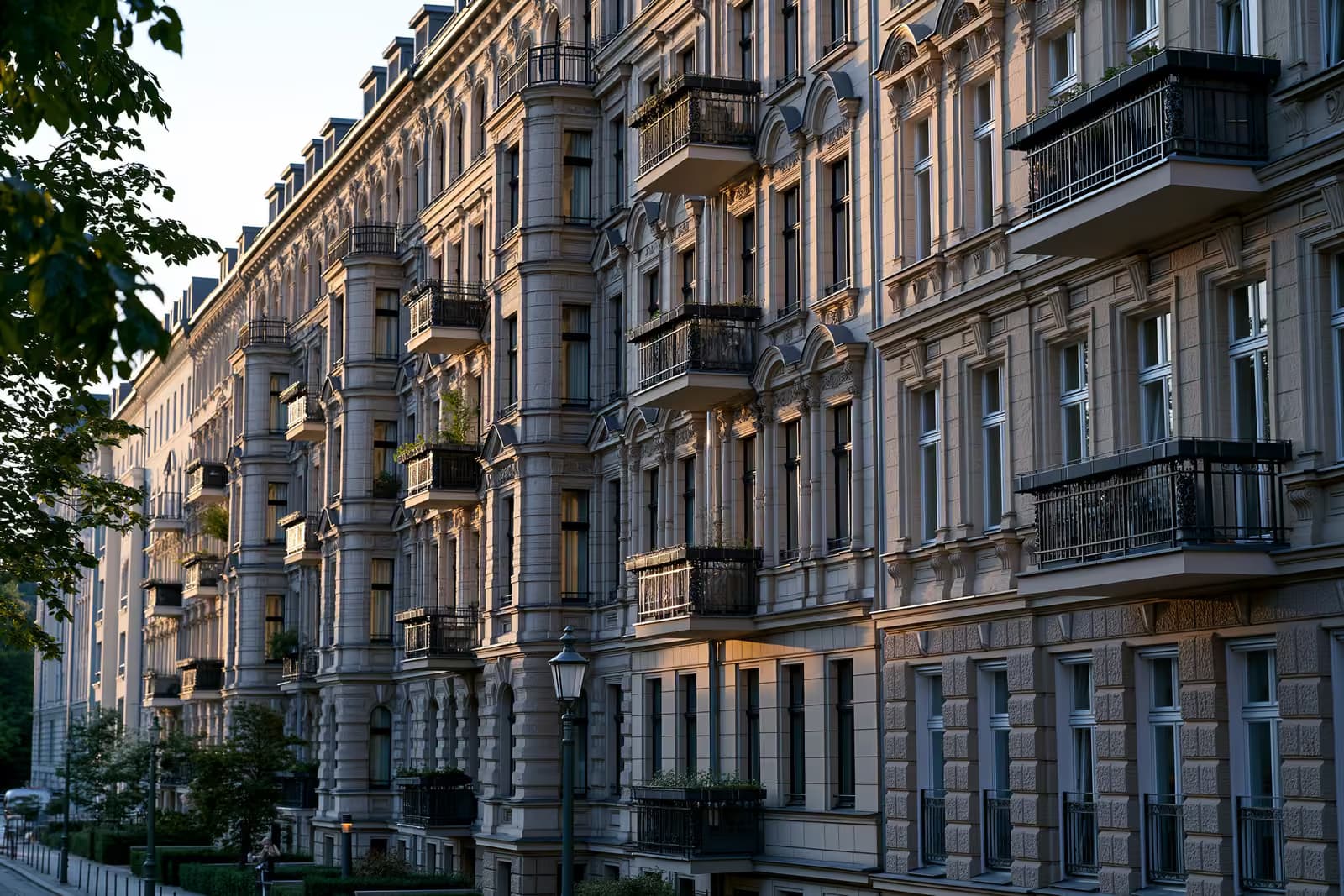 Una fila di palazzi residenziali in una città tedesca con un cartello "Affittasi" in una finestra.