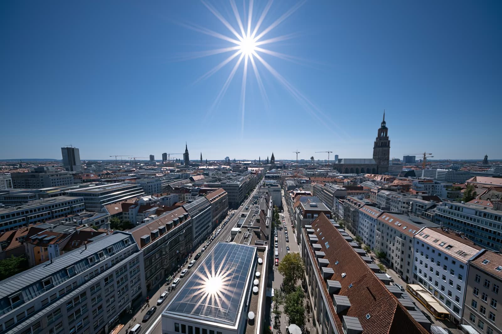 Lo skyline di una città avvolto dalla foschia sotto un forte sole estivo durante un'ondata di calore.